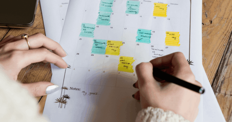 手帳に予定を記入